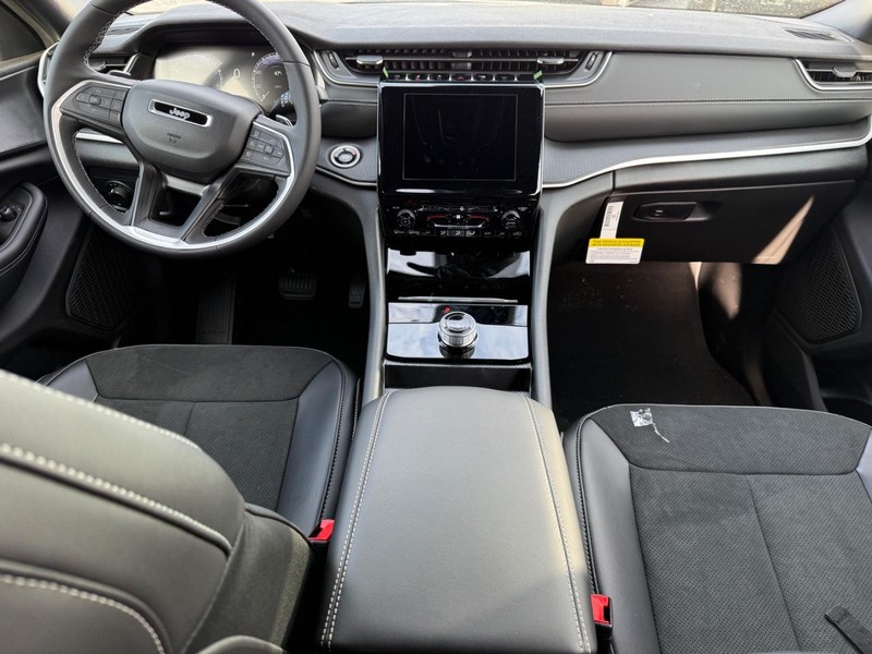 Jeep Grand Cherokee Vehicle Full-screen Gallery Image 6