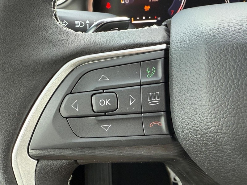 Jeep Grand Cherokee Vehicle Full-screen Gallery Image 11