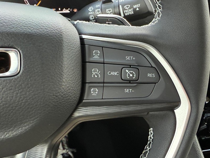 Jeep Grand Cherokee Vehicle Full-screen Gallery Image 12