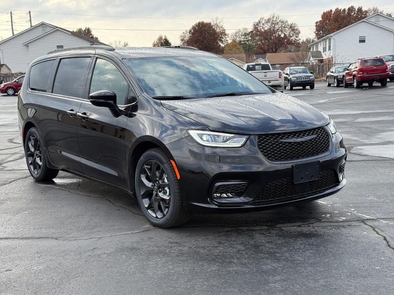 Chrysler Pacifica Vehicle Full-screen Gallery Image 2