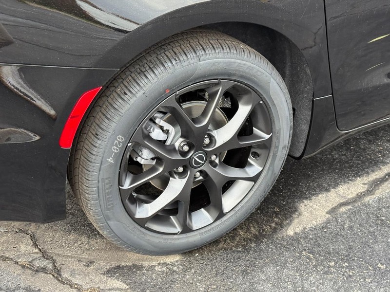 Chrysler Pacifica Vehicle Full-screen Gallery Image 4