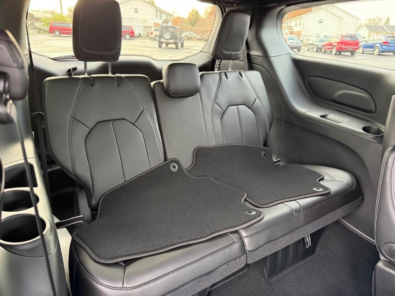 Chrysler Pacifica Vehicle Full-screen Gallery Image 5