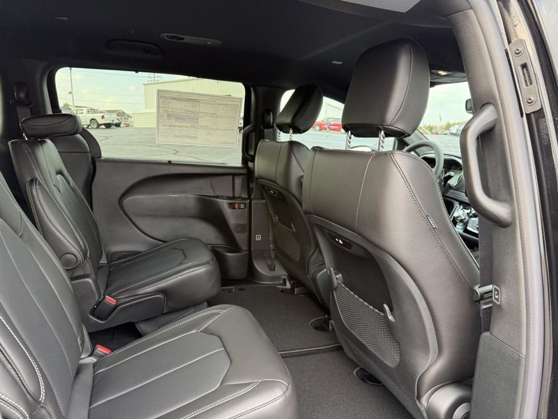 Chrysler Pacifica Vehicle Full-screen Gallery Image 6