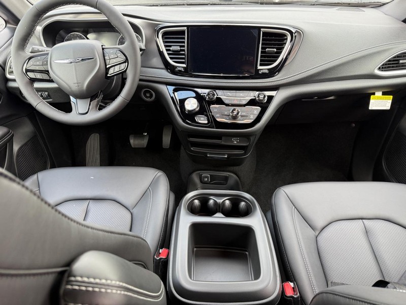 Chrysler Pacifica Vehicle Full-screen Gallery Image 7