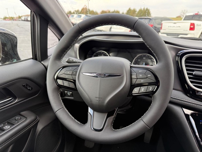 Chrysler Pacifica Vehicle Full-screen Gallery Image 8