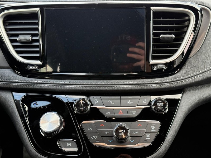 Chrysler Pacifica Vehicle Full-screen Gallery Image 9