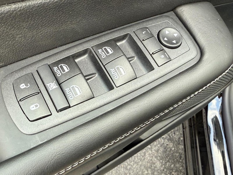 Chrysler Pacifica Vehicle Full-screen Gallery Image 10