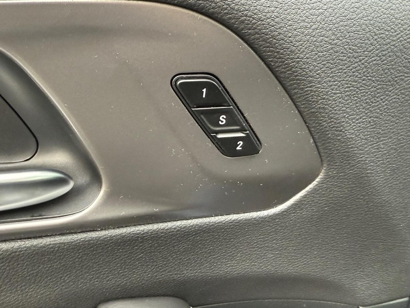 Chrysler Pacifica Vehicle Full-screen Gallery Image 11