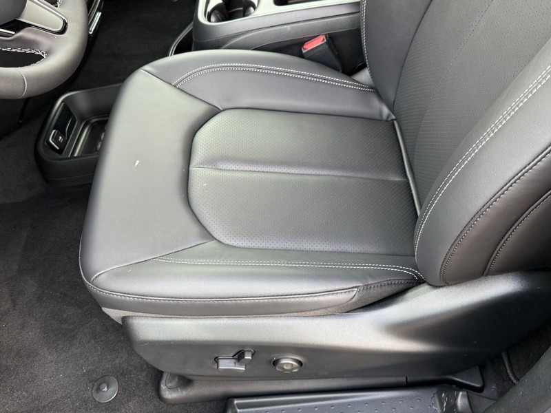 Chrysler Pacifica Vehicle Full-screen Gallery Image 12