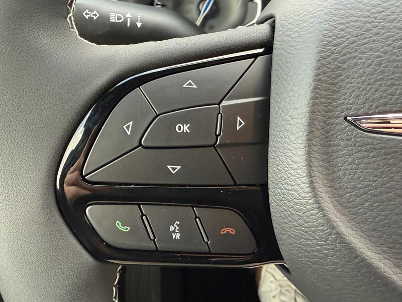 Chrysler Pacifica Vehicle Full-screen Gallery Image 13