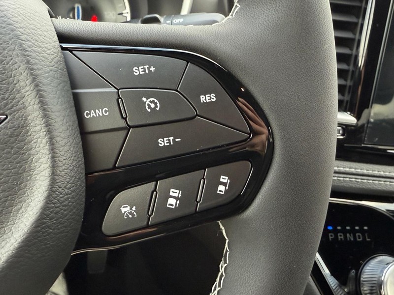 Chrysler Pacifica Vehicle Full-screen Gallery Image 14