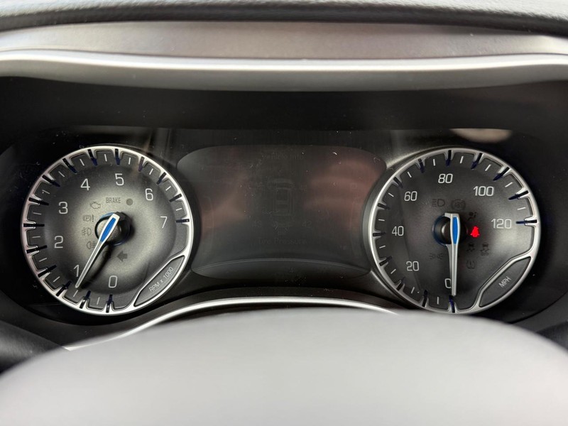 Chrysler Pacifica Vehicle Full-screen Gallery Image 15