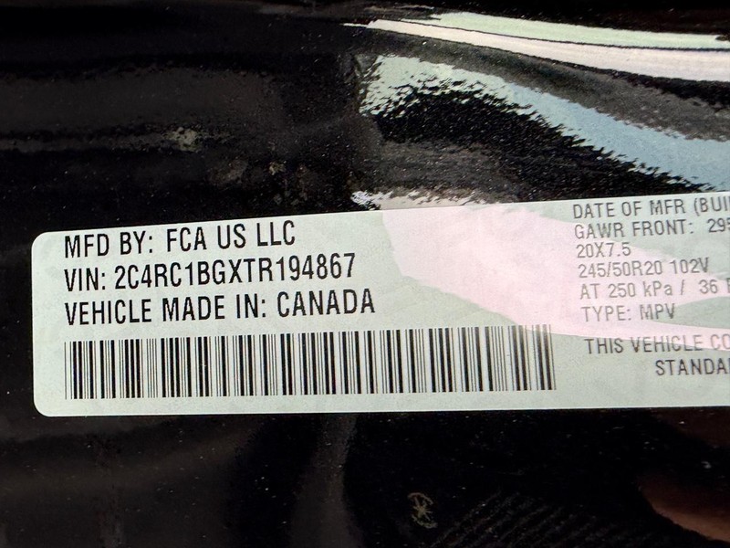 Chrysler Pacifica Vehicle Full-screen Gallery Image 16