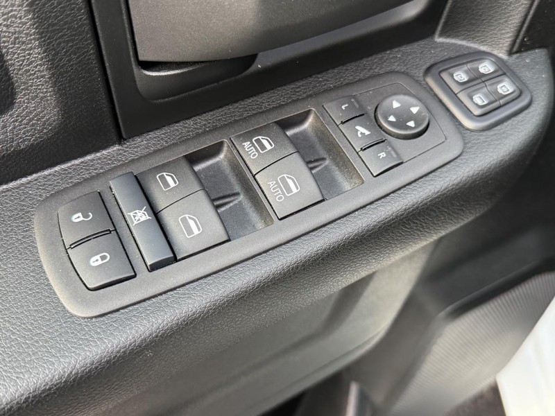 Ram 2500 Vehicle Full-screen Gallery Image 16