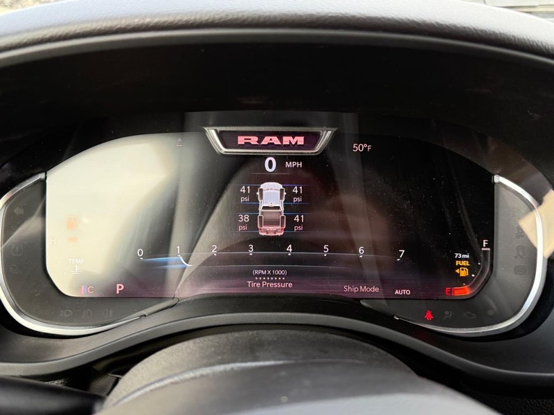 Ram 1500 Vehicle Full-screen Gallery Image 14