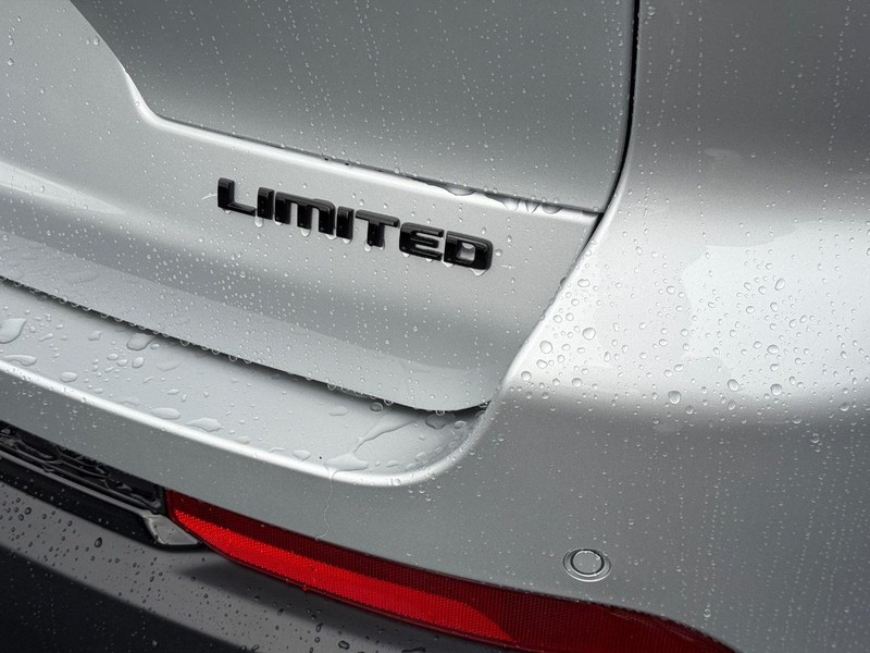 Jeep Grand Cherokee L Vehicle Full-screen Gallery Image 4