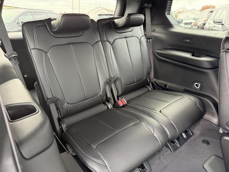 Jeep Grand Cherokee L Vehicle Full-screen Gallery Image 6