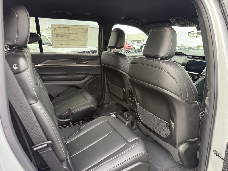 Jeep Grand Cherokee L Vehicle Full-screen Gallery Image 7