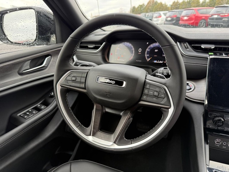 Jeep Grand Cherokee L Vehicle Full-screen Gallery Image 9