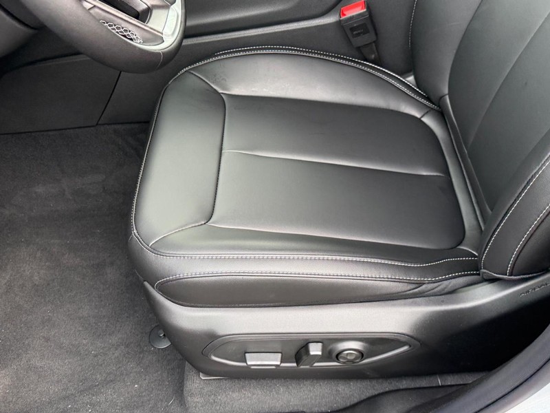 Jeep Grand Cherokee L Vehicle Full-screen Gallery Image 13