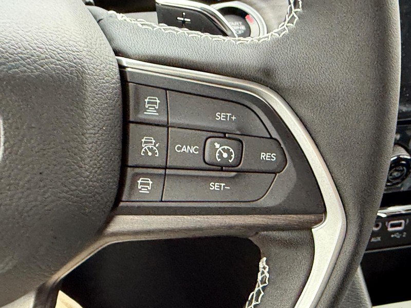 Jeep Grand Cherokee L Vehicle Full-screen Gallery Image 16