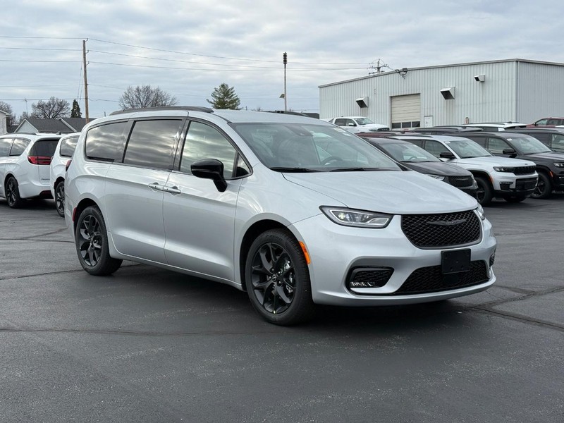 Chrysler Pacifica Vehicle Full-screen Gallery Image 2