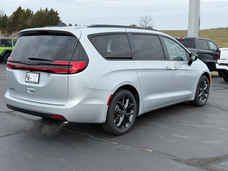 Chrysler Pacifica Vehicle Full-screen Gallery Image 3