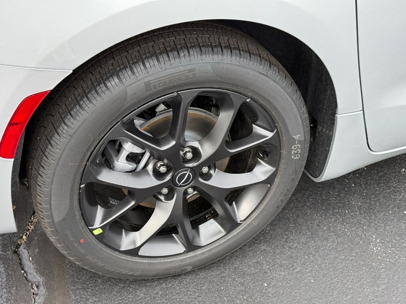 Chrysler Pacifica Vehicle Full-screen Gallery Image 4