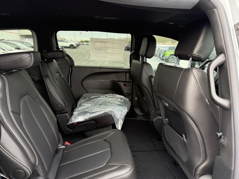 Chrysler Pacifica Vehicle Full-screen Gallery Image 5