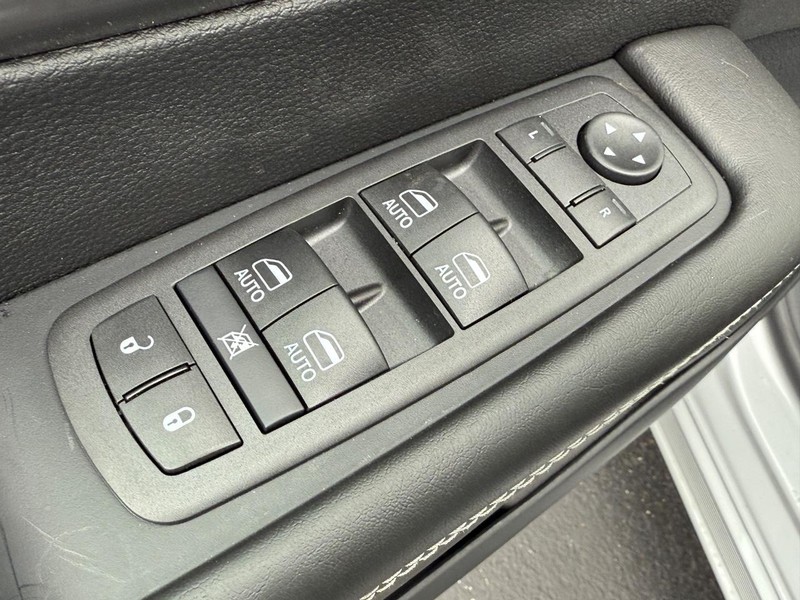 Chrysler Pacifica Vehicle Full-screen Gallery Image 9