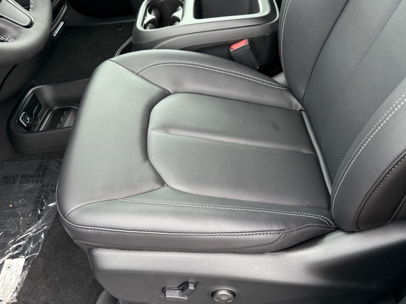 Chrysler Pacifica Vehicle Full-screen Gallery Image 11