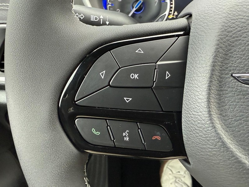 Chrysler Pacifica Vehicle Full-screen Gallery Image 12