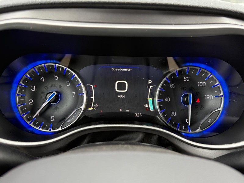 Chrysler Pacifica Vehicle Full-screen Gallery Image 14