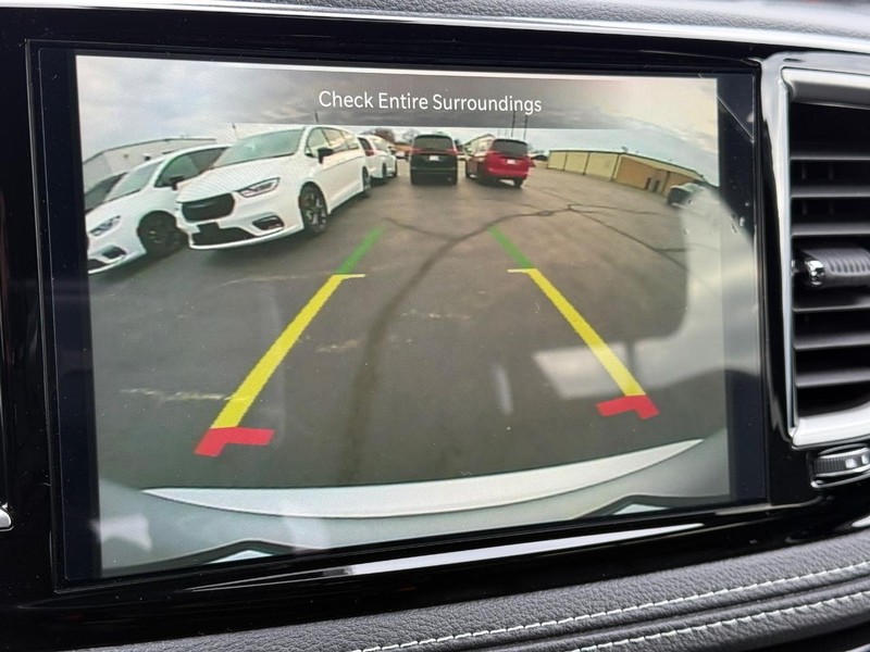 Chrysler Pacifica Vehicle Full-screen Gallery Image 15