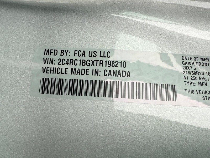 Chrysler Pacifica Vehicle Full-screen Gallery Image 16