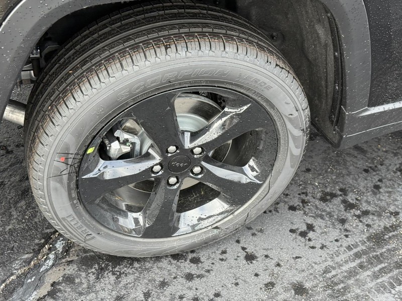 Jeep Grand Cherokee L Vehicle Full-screen Gallery Image 5