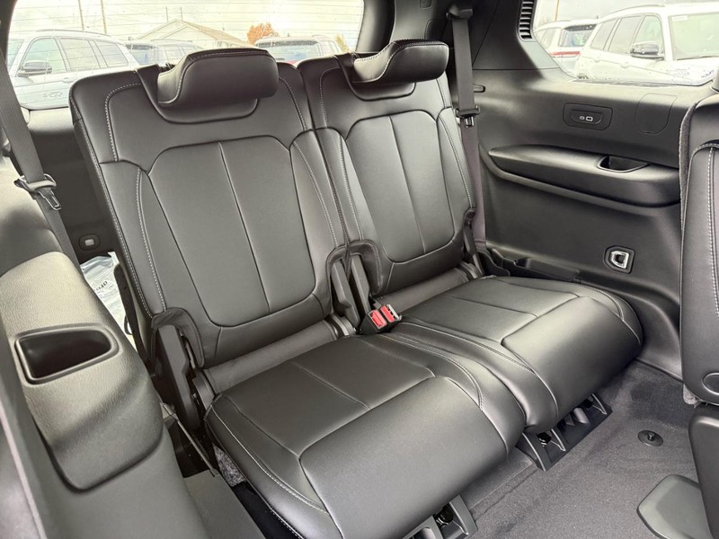 Jeep Grand Cherokee L Vehicle Full-screen Gallery Image 6