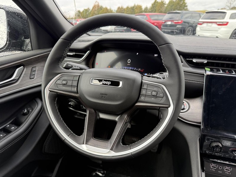 Jeep Grand Cherokee L Vehicle Full-screen Gallery Image 9