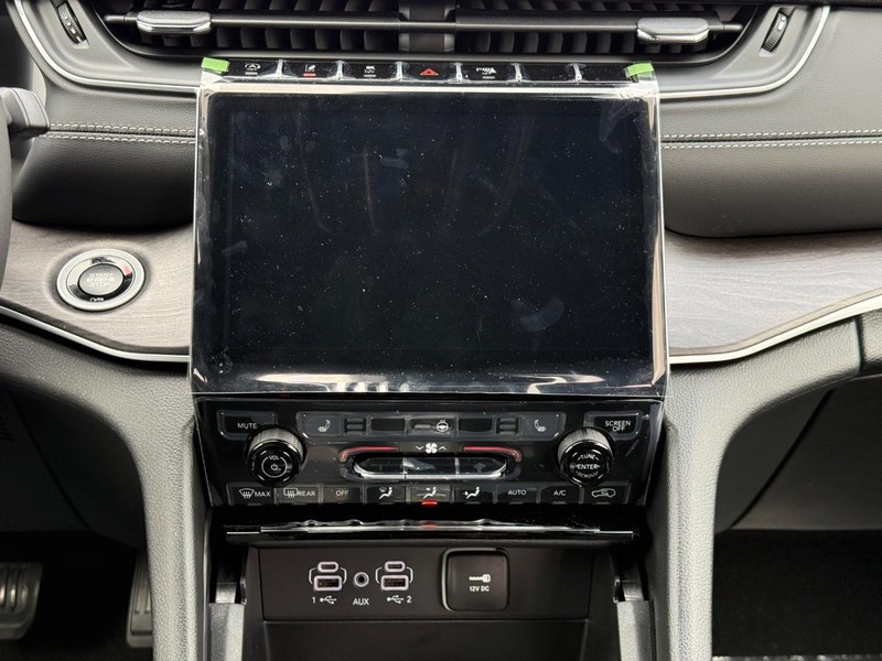 Jeep Grand Cherokee L Vehicle Full-screen Gallery Image 10