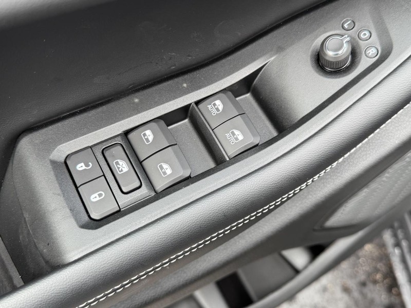 Jeep Grand Cherokee L Vehicle Full-screen Gallery Image 11