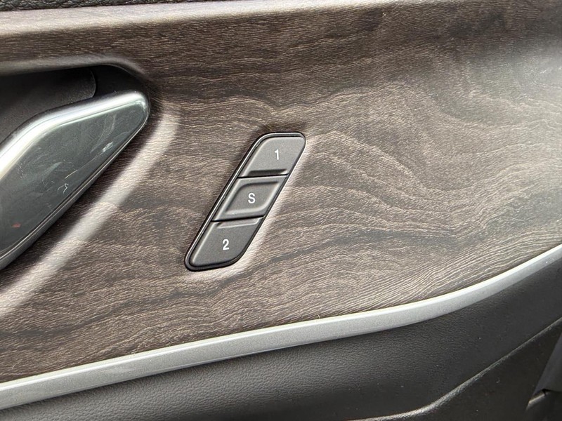 Jeep Grand Cherokee L Vehicle Full-screen Gallery Image 12