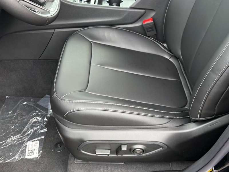 Jeep Grand Cherokee L Vehicle Full-screen Gallery Image 13