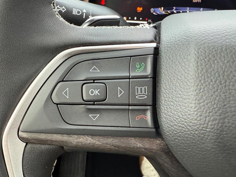 Jeep Grand Cherokee L Vehicle Full-screen Gallery Image 14