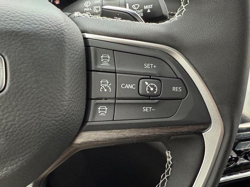 Jeep Grand Cherokee L Vehicle Full-screen Gallery Image 15