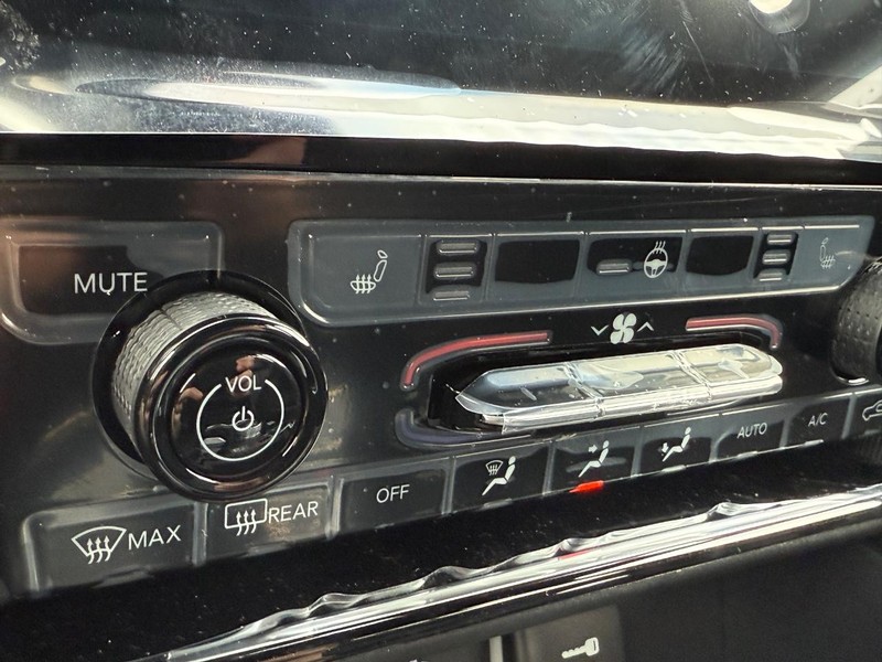 Jeep Grand Cherokee L Vehicle Full-screen Gallery Image 17