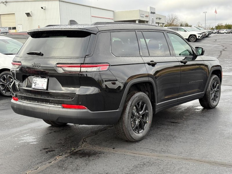 Jeep Grand Cherokee L Vehicle Full-screen Gallery Image 3