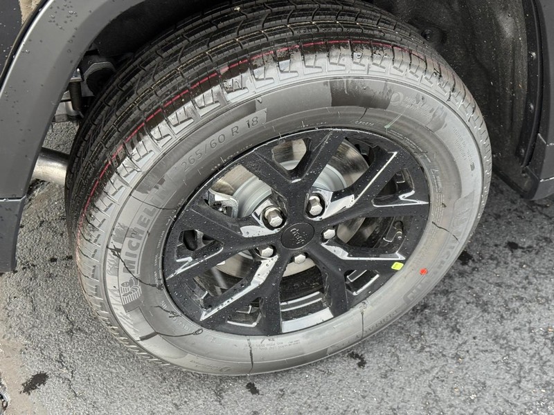 Jeep Grand Cherokee L Vehicle Full-screen Gallery Image 4