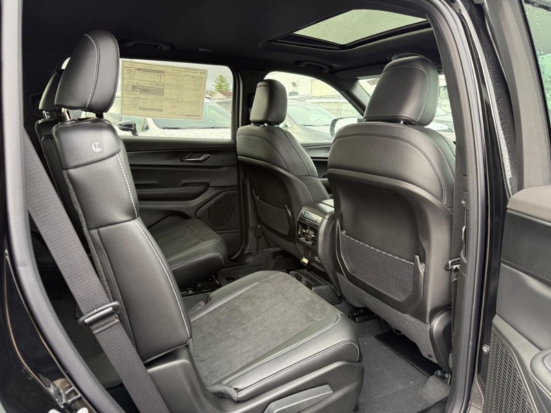 Jeep Grand Cherokee L Vehicle Full-screen Gallery Image 6