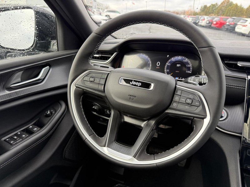 Jeep Grand Cherokee L Vehicle Full-screen Gallery Image 8