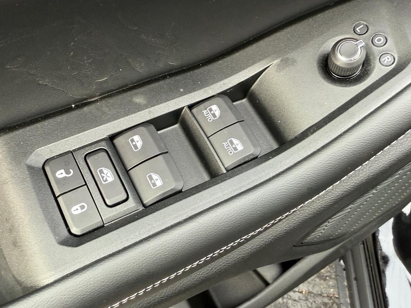 Jeep Grand Cherokee L Vehicle Full-screen Gallery Image 10